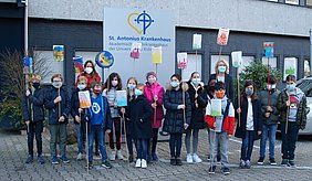 Schüler Franziskus-Schule übergeben Laternen St. Antonius Krankenhaus Laternen St. Martin