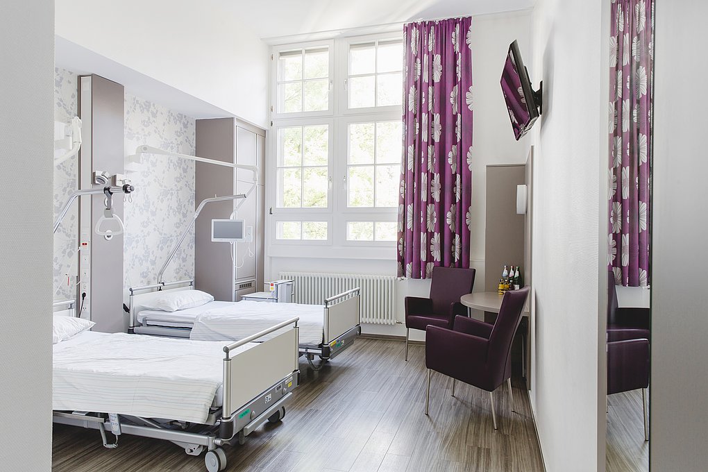 Zwei Krankenhausbetten in einem Zimmer